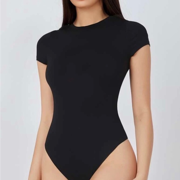 Short Sleeve Bodysuit - Small ๐ค - Picture 2 of 6